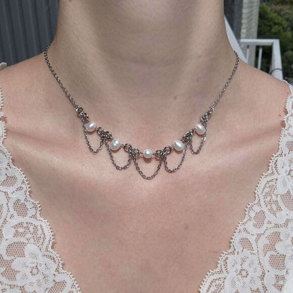 Gothic coquette white freshwater pearl chandelier necklace - Picture 1 of 9